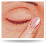 閉眼，用手指輕輕向鼻梁方向壓迫內(nèi)側(cè)眼角,保持滴藥姿勢1-3分鐘。